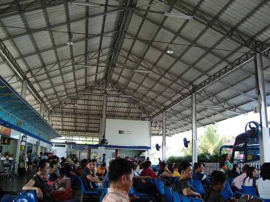 Busbahnhof in Pattaya Nord (nahe Naklua)
Warten auf den Bus nach BKK fuer 113 Baht