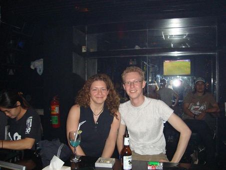 Mel und ich in einer Disco auf der Walking Street in Pattaya. Nachdem wir vorher im Internet immer lange geplant und geschreiben hatten waren wir nun beide hier.