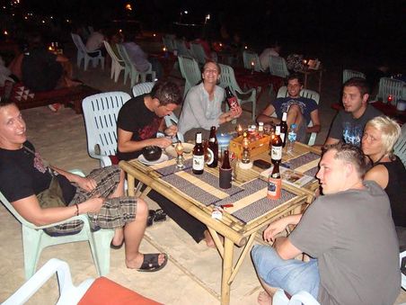 Die Zusammenkunft der Studivzler>
Von links:
Stefan, Jojo, Judi, Matze, Sebi, Susi und Kim
Beim gemeinsamen Bierchen auf Koh Phangan am Strand Haad Yao