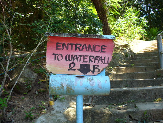 2 Baht fuer fast 2 Kilometer zum Wasserfall laufen.