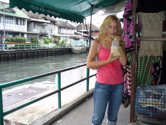 Eiskaffe aus der Tuete am Bobae Markt an einem Klong