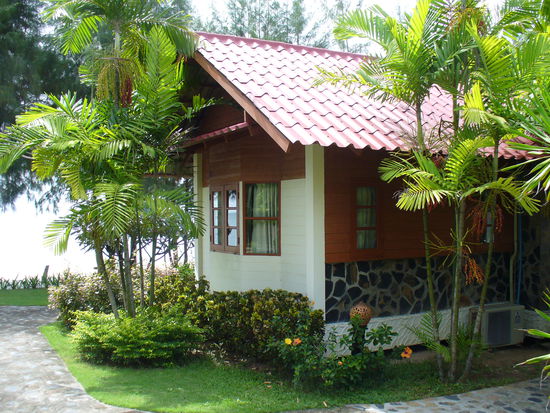 Bungalow mit TV, Klima und Kuehlschrank und einem superschoenen Ausblick auf das Meer.