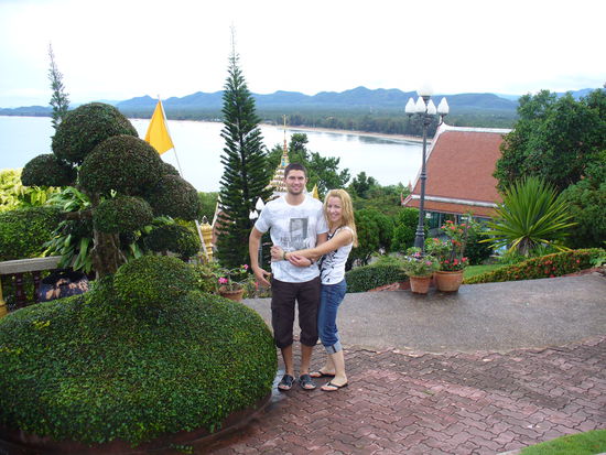 Oben auf dem Berg mit dem Tempel und hinter uns die schoene Aussicht auf die Bucht.