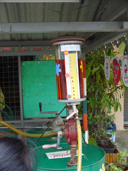 und fuer 80 Baht tanken.