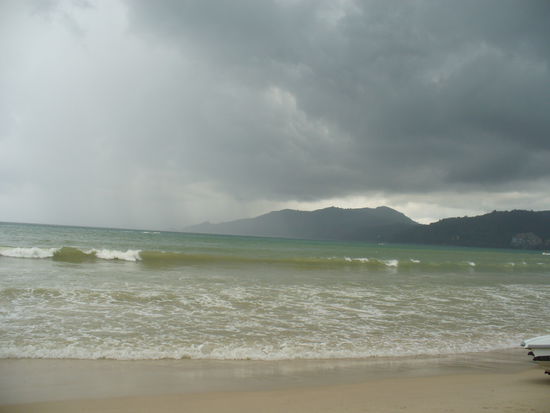 Die dunklen Wolken ueber Patong.