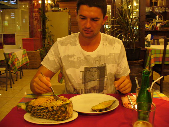 Gefuellte Ananas mit gebratenem Reis und Seafood. Lecker.