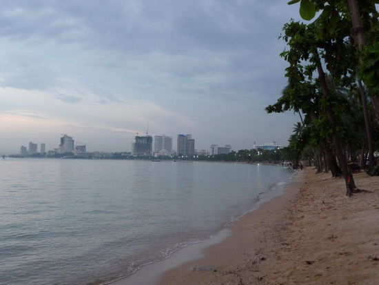 Pattaya Beach - man hat direkt die Moeglichkeit von der Stadt an den Strand zu gehen.