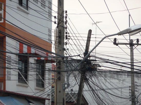 ..nach da lacht das Elektrikerherz  aber es funktioniert (auch ohne DIN Normen)