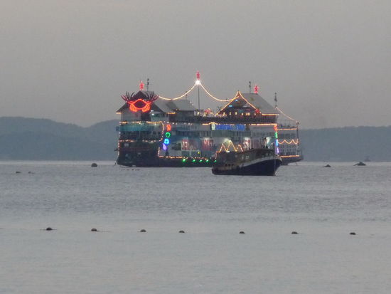Boots-Restaurant in der Bucht von Pattaya, die Lage soll besser sein als das Essen