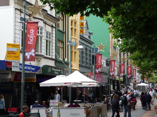 Innenstadt - Fussgaengerzone. Vom groben Weihnachtskitsch bleibt man hier zum Glueck verschont.