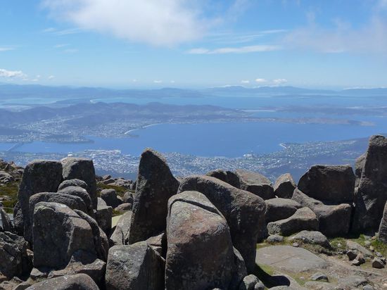 ..und so sieht es dann von oben aus. Unten Hobart mit einem der schönsten Naturhäfen der Welt