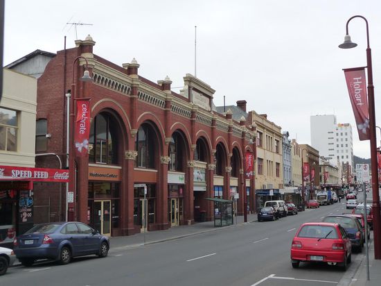 Typische (britisch-viktorianische) Architektur. Im vergleich zum Mainland geradezu historisch uralt (alles so um 1850). Mir gefaellt dies besser als der Mainland Boring-Einheitsbrei. Hobart wurde immerhin 1804 gegruendet, fuer OZ Steinzeit.