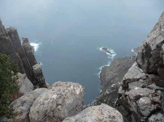 Blick von oben nach unten. Und das Schild hatte recht, hier blaest ein Wind (Sturm?), da fragt man sich wohin die ganze Luft eigentlich hin will - hier kommt erst nach 2500km weiter wieder Festland (und dies ist tiefgefroren)