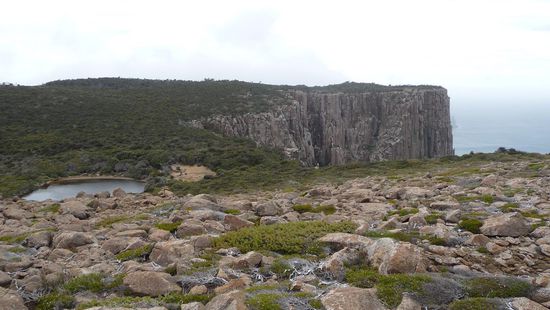 Zelten am Ende der Welt (Neben dem runden Minisee). Ich musste das Zelt mit Steinen (in jede Ecke min. 10 kg) beschweren, sonst waere es weggeflogen.