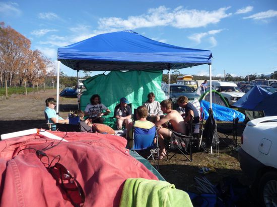 Auf dem Zeltplatz - alles hier und da und gute Leute. Wie zu hause.