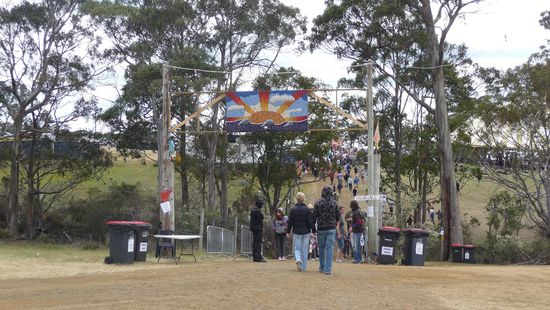 Der Eingang zum Festival - irgendie wie ein Mini Woodstock