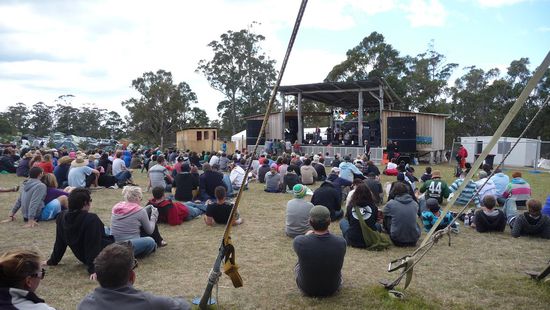 es gab zwei Buehnen...hier die kleinere Nebenbuehne...(jedoch mit Top Programm)