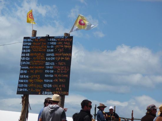 ..ach so ja.. wer hat denn gespielt.. hier das Programm.. ich kannte nur 2 Gruppen im Vorfeld, die die ich gehoert habe waren jedoch durchweg alle richtig gut (von Blues uber Psychedelic Rock (vgl Doors) , Fun Rock (vgl Leningrad Cowboys) bis hin zu Franz Ferdinand (Indep. brit Pop)