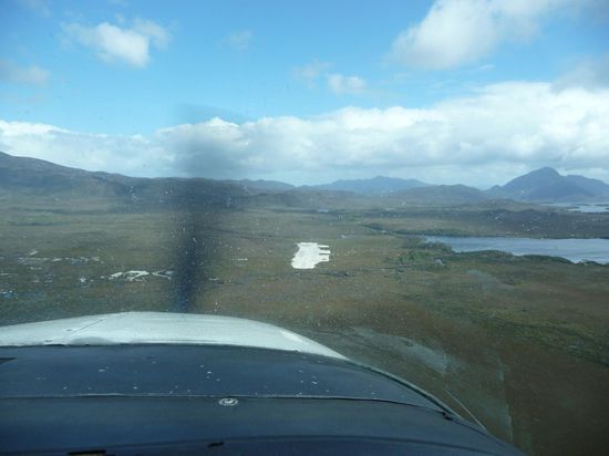 Von Hobart aus geht es mit einer Cessna Richtung Westen in den WHA NAtionalpark. Hier kurz vor der Landung - das weisse ist die Schotterlandepiste