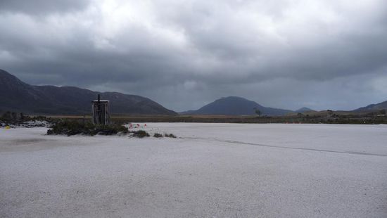 so, da steht man nun da und weiss genau, es gibt nur einen Weg: geradeaus, hier rechts am Flughafentower vorbei ins Nichts...