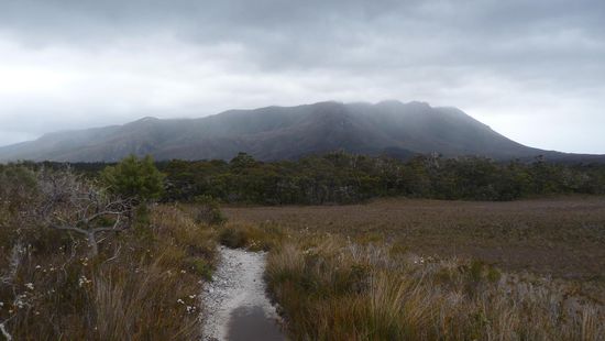 ..wieder mal ein trockener Abschnitt, dafuer die aufkommende Gewissheit, dass da vorne etwas im Weg rumsteht und man wohl drueber muss... 