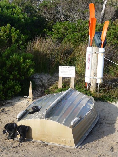 Einen Fluss muss / darf man mit dem Ruderboot ueberqueren.. heisst: Rueberpaddeln, abladen, Boot von der anderen Seite zurueckpaddeln, und dann wieder auf die andere Seite.. danach