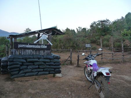 Ende Thailand: Ausfahrt ins nichts, wenn man nicht aufpasst ist man in Myanmar. Hab nur einen Fuss draufgesetzt. Vermutlich ein "lokaler" Grenzuebergang.