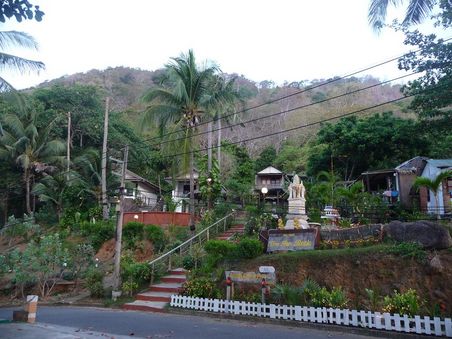 Unterkunft am suedl. Ende von Phuket (Rawai). Es gibt noch gemuetliche Ecken, sind aber sehr rar.