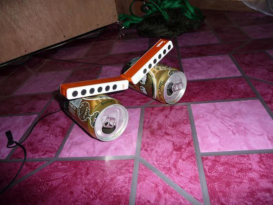 Improvisierte Bassreflexbox, bei normalen Regen reicht eine Dose, bei nem Gewitter sind 4 sogar empfehlenswert.