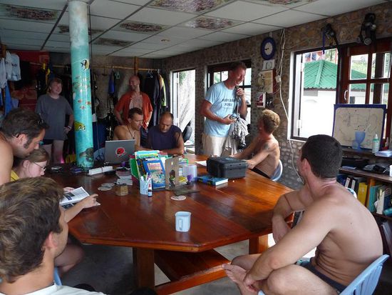 Besprechung in der Tauchbasis: Absolut laessig, stressfrei, und nach dem Tauchgang erst mal ein Bier 