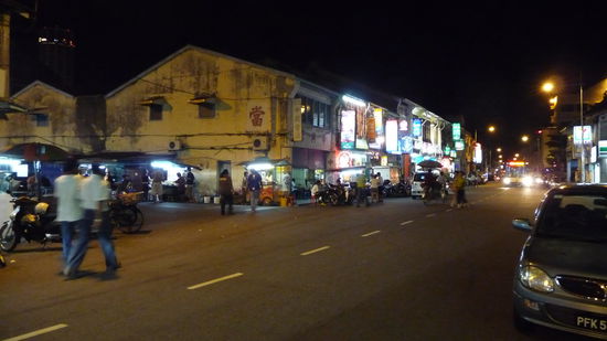 Georgetown / Chinatown. Bei Nacht erweckt dieser Teil von Georgetown den Eindruck von florienden Nachtleben. Dieses ist für westl. /und auch thail. Verhältnisse sehr zahm.