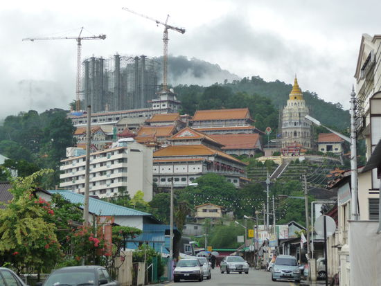 Kek-lok-Si Tempel, eine chinesisch/buddhistische Kultstätte. Die Ausmasse des Tempels sind monumental. Es ist der größte in Malaysia. Momentan wird eine Dachkonstruktion für eine 30 m hohe Statue aus Bronze erbaut (Baukräne).
