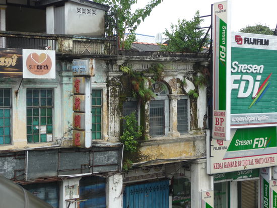 Typisch für Malaysia (und auch Georgetown): Neben alten heruntergekommendenen Häusern topmoderne Business Gebäude. Der Reiz liegt im Kontrast. Übrigens ist Georgentown Weltkulurerbe der UNESCO seit 2008.