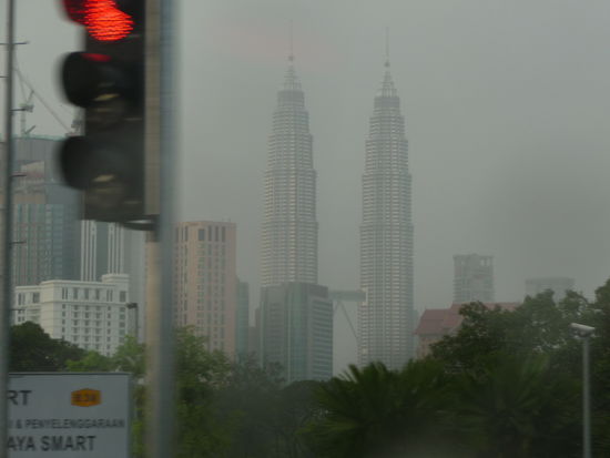 bye bye Malaysia, letzter Blick auf die Petronas Towers (32.000 Fenster)
