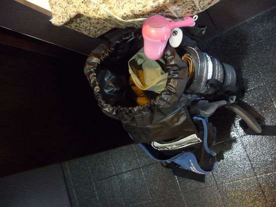 Erst mal wieder alle Klamotten trocknen. Ein richtiges Bett, Zimmer alleine, und richtiges Bad.. irgendwie fast schon Luxus.