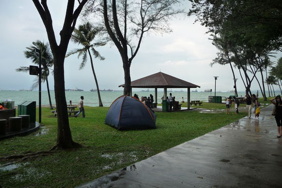 Am Wochenende campen viele am Strand hier - trotz recht stürmischen Wetters