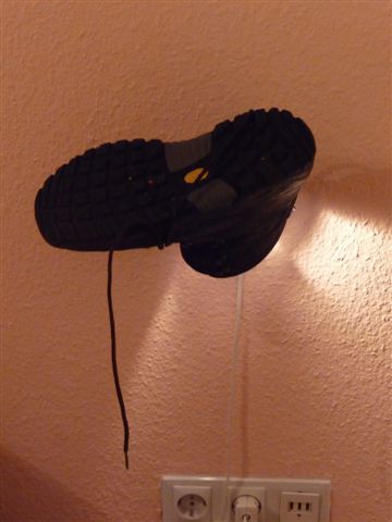 Eine normale Glühfunzel wandelt über 90% der Energie in Wärme um. Für meinen Zweck ideal, so wurden die Schuhe doch innen wieder trocken.