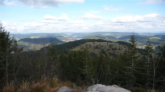 Blick vom Feldberg Richtung Tittisee (Bildmitte). Mit dem Motorrad schon einige Male hier gewesen, zu Fuss ist es aber ein kompl. anderes Erlebnis, auch weil man nicht ohne weiteres in 2 Std daheim ist.
