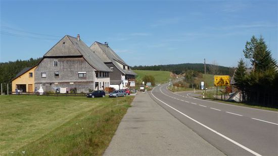 Hier (kurz vor Furtwangen)trifft der Westweg auf die B500 (Schwarzwaldhochstraße, berühmt berüchtigte Motorradstrecke). Die Gaststätte gibt es seit 600 Jahren. Ideal für ne kurze Rast.