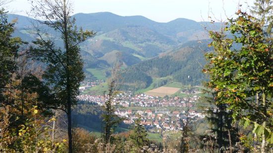Etappenziel Hausach vor den Augen.. Hausach liegt gerade mal auf 250m, d.h. steiler Ab- und wieder Aufstieg.