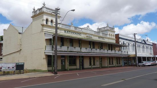 Katanning Hotel... liegt ein paar hundert Km oestlich von Perth. Los ist da nix.