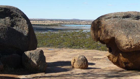 Aussicht von "Wave Rock" Die Landschaft ist sehr gruen - es gab/gibt viel Regen (verflucht)