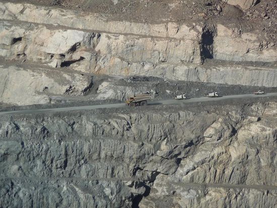 Groessenvergleich, das weisse sind 10t LKWs. In der Bildmitte ein mittelgrosser (es gibt groessere) Mining Truck (225t Nutzlast)