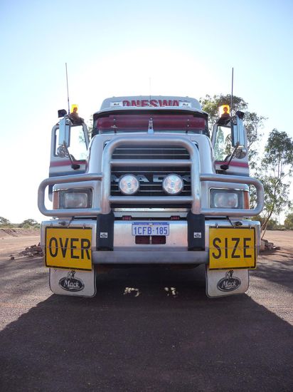 Roadtrain, dieser hatte ein kpl. Haus fuer eine Outbacksiedlung hintendrauf.