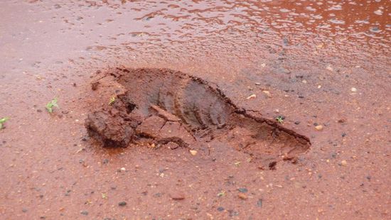 Mainroad nach Alice Springs bei Regen