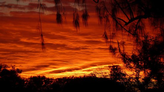 Sonnenaufgang nach Gewitter, sieht m.A. besser aus als kilometergrosse Sandsteine....