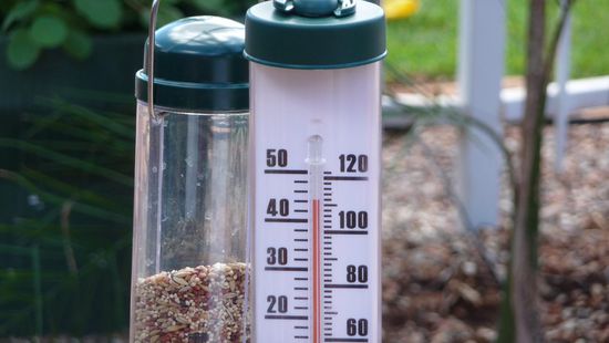 Im Sommer geht der auch mal auf 50 Grad (im Schatten), mir isses auf alle Faelle mit 44 zu heiss.