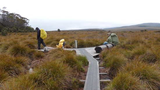 Mit den Regenschutzklamotten sieht man eher aus wie von der BW- ABC Abwehrtruppe.