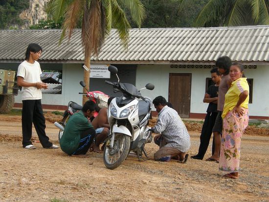 unser Bike umlagert von 7 Thai!