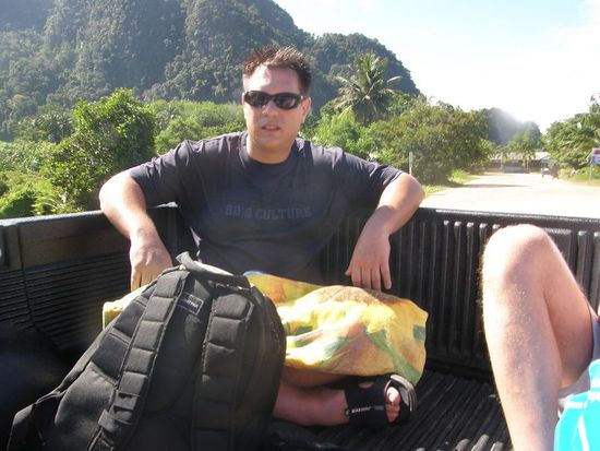 total normal in Thailand hinten auf ´nem Pickup mitzufahren
